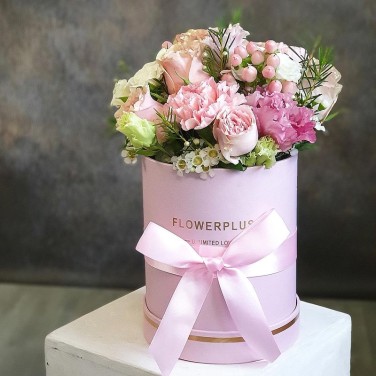 Композиция в сиреневой коробке из роз, гвоздик и лизиантуса Королевский сад