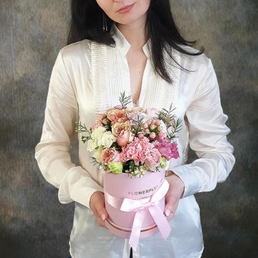 Композиция в сиреневой коробке из роз, гвоздик и лизиантуса Королевский сад