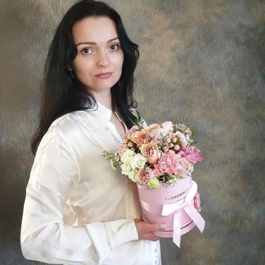 Композиция в сиреневой коробке из роз, гвоздик и лизиантуса Королевский сад