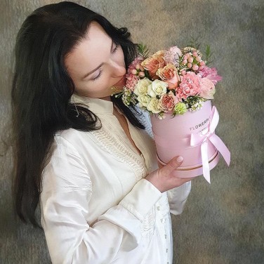 Композиция в сиреневой коробке из роз, гвоздик и лизиантуса Королевский сад