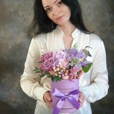 Сиреневая шляпная коробка с гортензией, скабиозой и розами Чароит