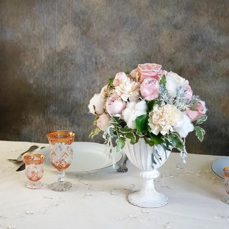 Бело-розовая свадебная композиция на стол из роз, хлопка и зелени