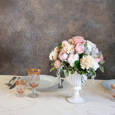 Бело-розовая свадебная композиция на стол из роз, хлопка и зелени