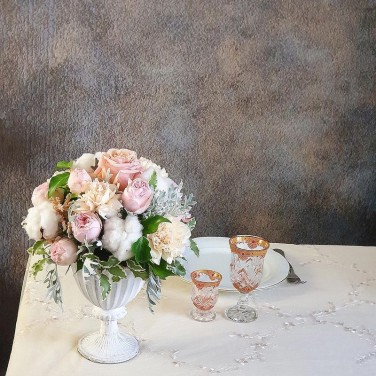 Бело-розовая свадебная композиция на стол из роз, хлопка и зелени