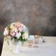 Бело-розовая свадебная композиция на стол из роз, хлопка и зелени