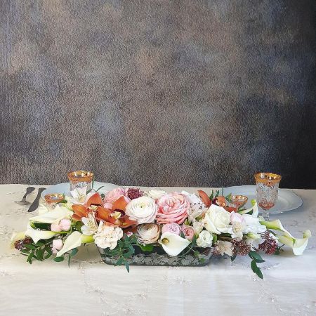Большая композиция на стол молодоженов из роз, ранункулюсов и орхидей