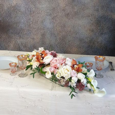 Большая композиция на стол молодоженов из роз, ранункулюсов и орхидей