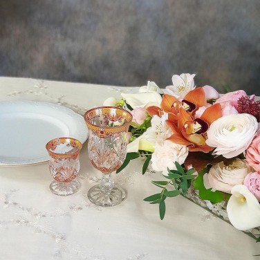 Большая композиция на стол молодоженов из роз, ранункулюсов и орхидей