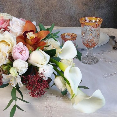 Большая композиция на стол молодоженов из роз, ранункулюсов и орхидей