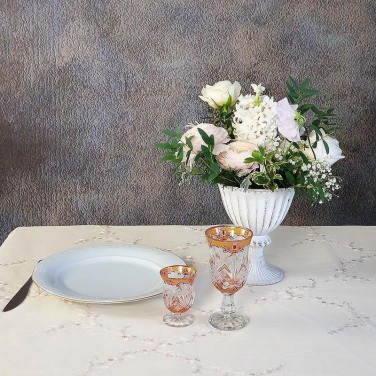 Композиция на стол из белых цветов