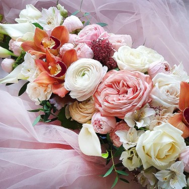 Большая композиция на стол молодоженов из роз, ранункулюсов и орхидей