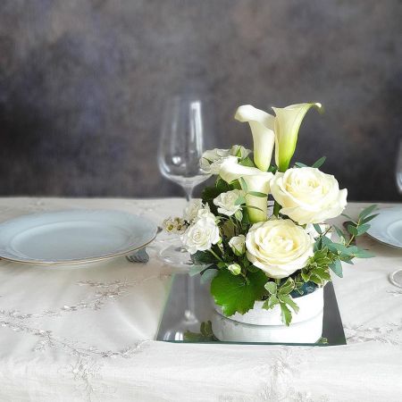Композиция на стол из белых калл и роз