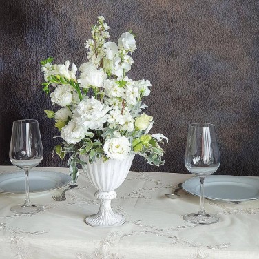 Нежная композиция на стол из белых цветов в вазе