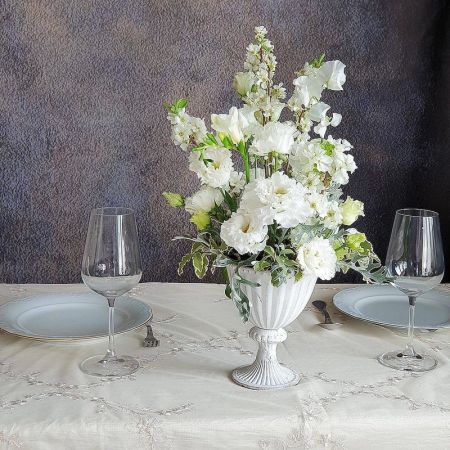 Нежная композиция на стол из белых цветов в вазе