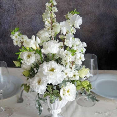 Нежная композиция на стол из белых цветов в вазе