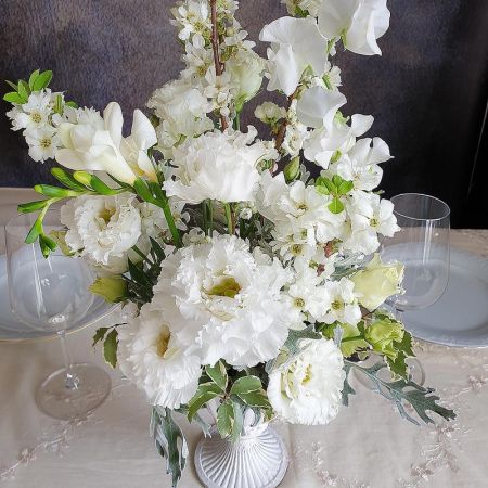 Нежная композиция на стол из белых цветов в вазе