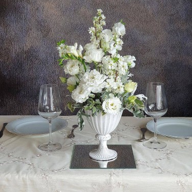 Нежная композиция на стол из белых цветов в вазе