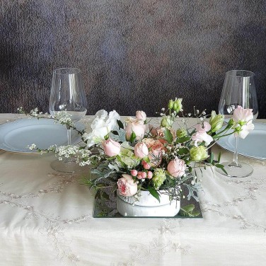 Нежная композиция на праздничный стол из роз, эустомы и зелени