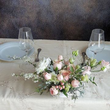 Нежная композиция на праздничный стол из роз, эустомы и зелени