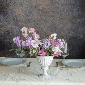 Сиреневая композиция на праздничный стол из роз, маттиолы и латируса