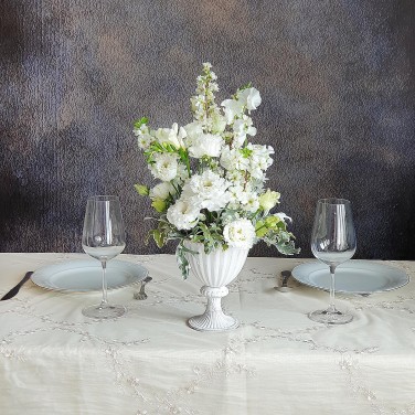 Белая композиция на стол из прунуса, эустомы и зелени