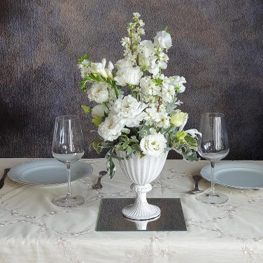 Белая композиция на стол из прунуса, эустомы и зелени