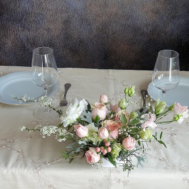 Праздничная композиция из роз, прунуса и гиперикума