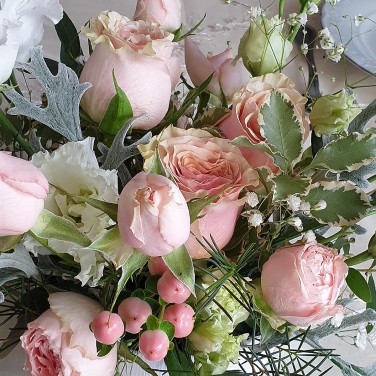 Праздничная композиция из роз, прунуса и гиперикума