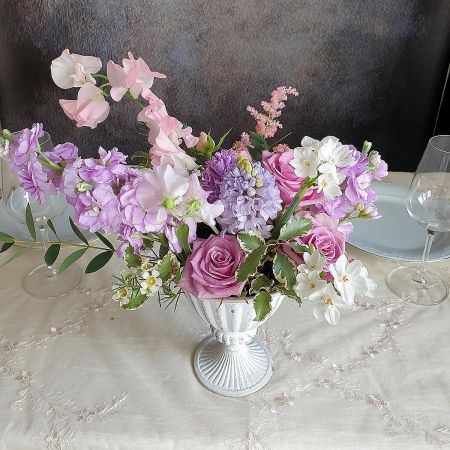 Праздничная композиция на стол из маттиолы, латируса и роз