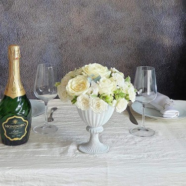 Белая композиция из живых цветов на стол