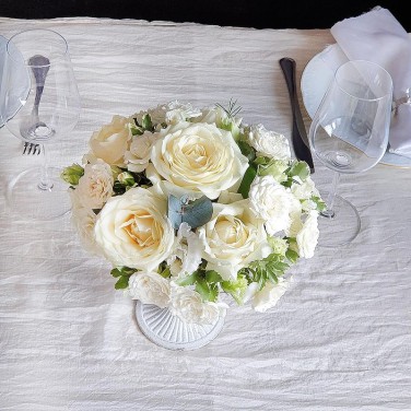 Белая композиция из живых цветов на стол