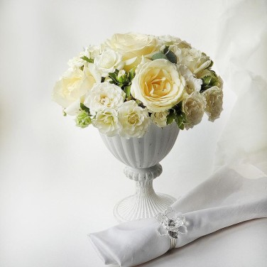 Белая композиция из живых цветов на стол