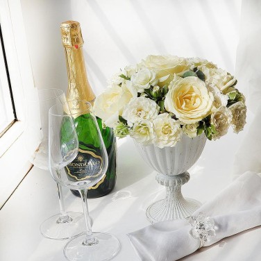 Белая композиция из живых цветов на стол