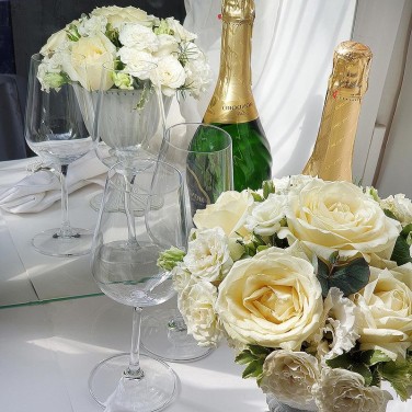 Белая композиция из живых цветов на стол