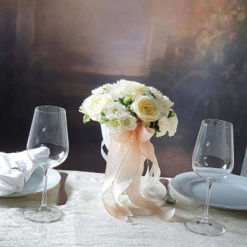 Композиция из белых одноголовых и кустовых роз на стол с лентами