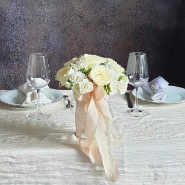 Композиция из белых одноголовых и кустовых роз на стол с лентами