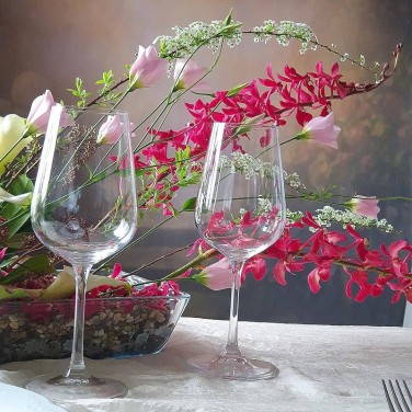 Оригинальная композиция на стол из калл, орхидей и прунуса