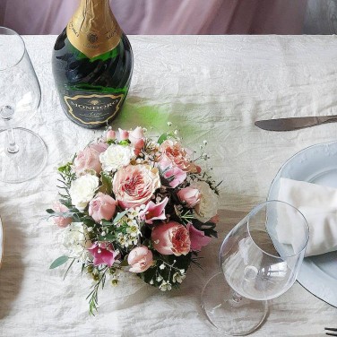 Свадебная композиция из живых цветов на стол