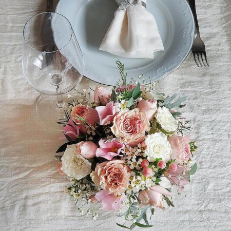 Свадебная композиция из живых цветов на стол
