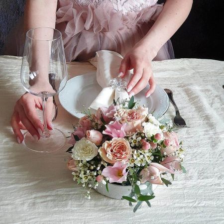Свадебная композиция из живых цветов на стол