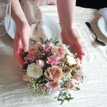 Свадебная композиция из живых цветов на стол