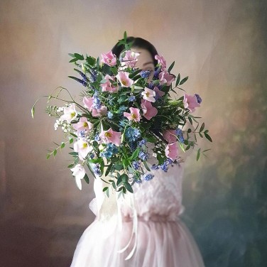 Воздушный букет невесты из незабудок, вероники и оксипеталума