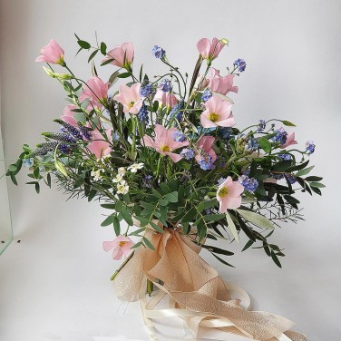 Воздушный букет невесты из незабудок, вероники и оксипеталума