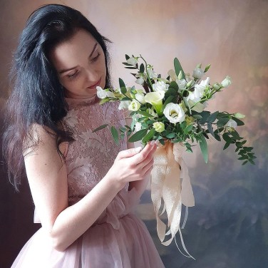 Воздушный букет невесты из калл, латируса и эустомы Жемчужина