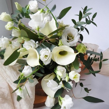 Воздушный букет невесты из калл, латируса и эустомы Жемчужина