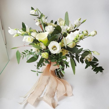 Воздушный букет невесты из калл, латируса и эустомы Жемчужина