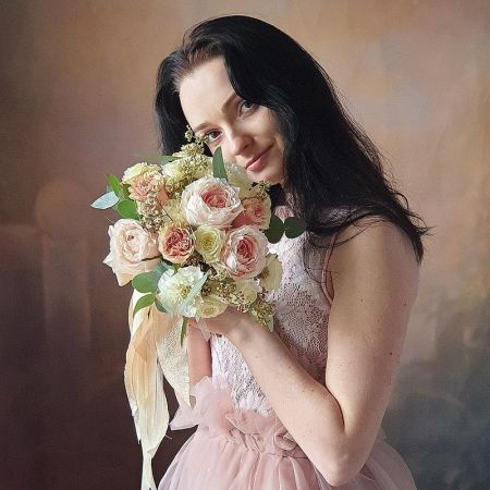 Букет невесты из пионовидных роз, гвоздик и зелени Розовый Шелк