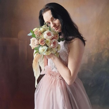 Букет невесты из пионовидных роз, гвоздик и зелени Розовый Шелк