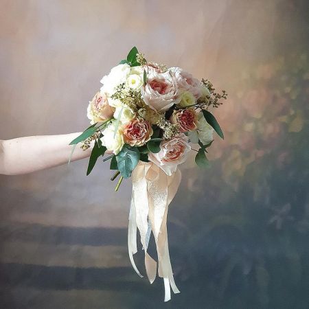 Букет невесты из пионовидных роз, гвоздик и зелени Розовый Шелк