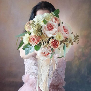 Букет невесты из пионовидных роз, гвоздик и зелени Розовый Шелк